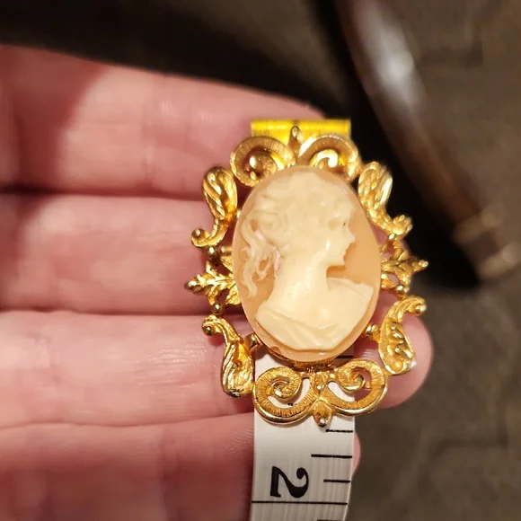Vintage Elegant Gold Cameo Brooch Set - Picture 7 of 10